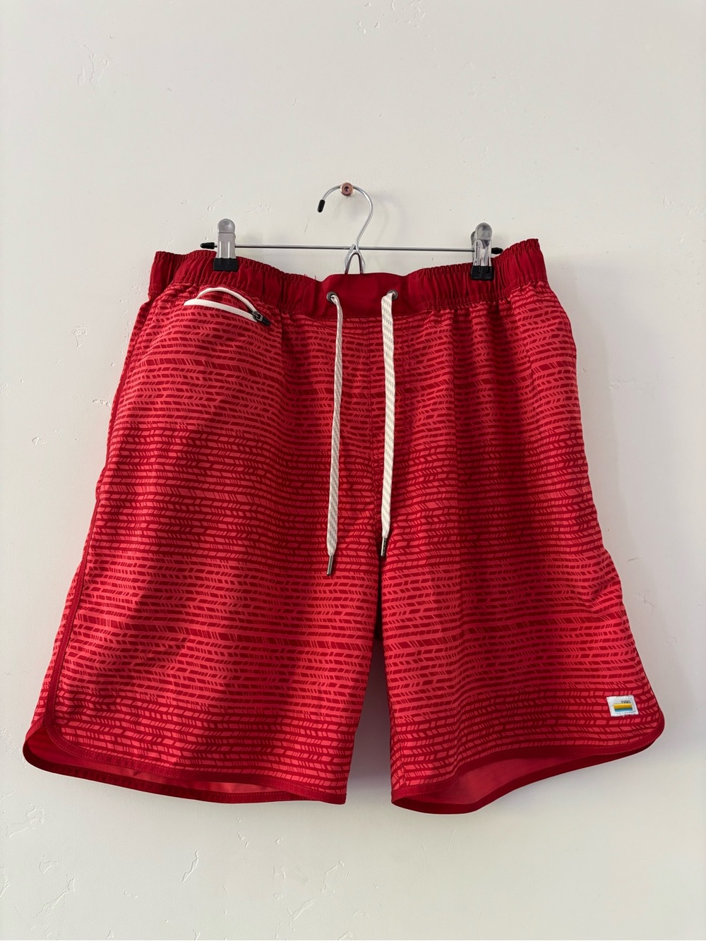 Vuori Banks Shorts Mens XLarge Red Striped Unlined Athletic Gym Workout Casual